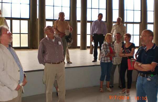 Vor und auf der Buehne des Kuppelsaals.JPG