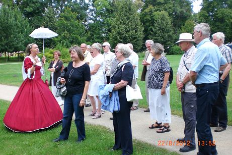 Die Kurfuerstin führt durch Ihren Park.JPG