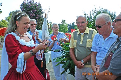 G. Werdemann hat der Kurfuerstin den Wimpel unserer Kameradschaft ueberreicht.JPG