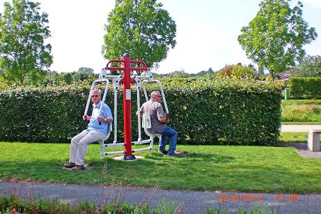 H. Eberl und M. Kuester (v.l.) bei sportlicher Betaetigung.JPG