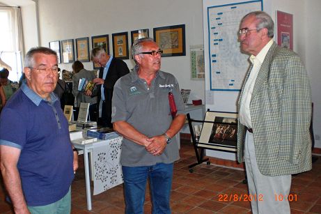 Im Schloss S. Doebel, M. Kuester, H. Graf zu Muenster (v.l).JPG