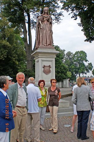 Vor der Statue Louise Henriette von Oranien.JPG