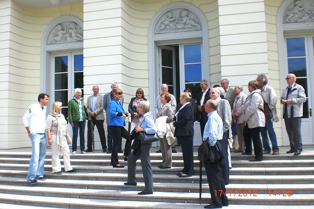 Aufgang zum Schloss von der Gartenseite aus.JPG