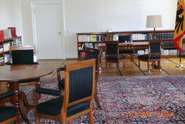 Blick in eines der Arbeitszimmer des Bundespraesidenten.JPG
