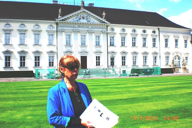 Frau Christiane Borchard vom Bundespraesidialamt fuehrte und betreute uns.JPG