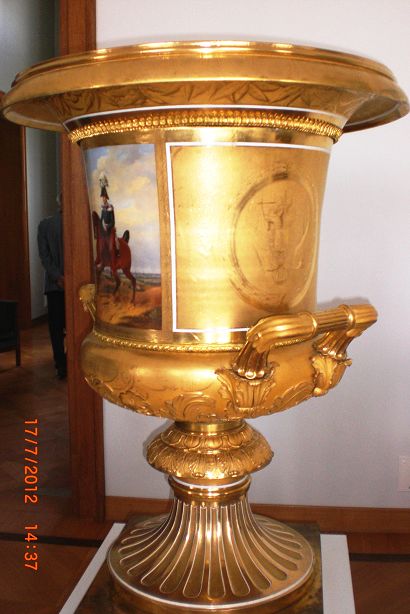 Prunkvase mit Bild Friedrich Wilhelm III. - zweitaeltestes Einrichtungsstueck im Schloss.JPG