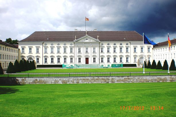 Schloss Bellevue -Vorderansicht.JPG