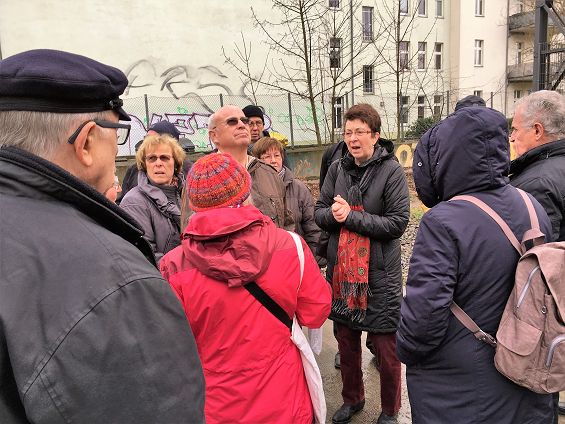  Schnappschuss von der Fuehrung -3-Frau Reumschuessel in Aktion -Bildmitte.JPG