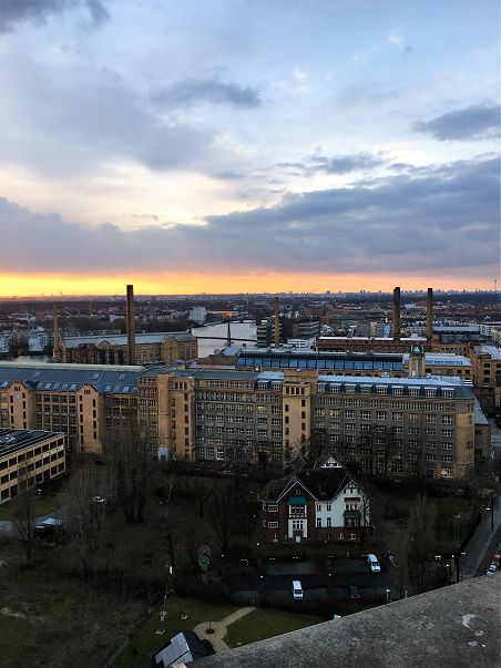 Blick von oben auf die Industriestadt.JPG