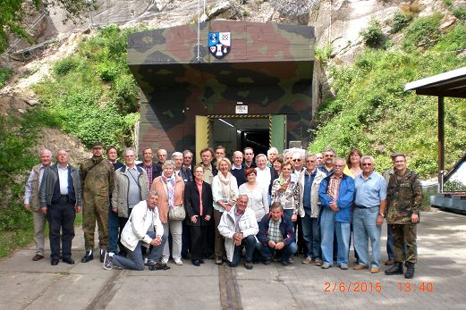 Gruppenfoto vor dem Eingang zur unterirdischen Apotheke.JPG