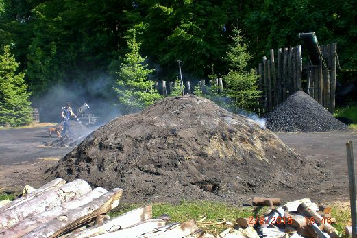 Hier entsteht Holzkohle durch Verkohlung von Buchenholz.JPG