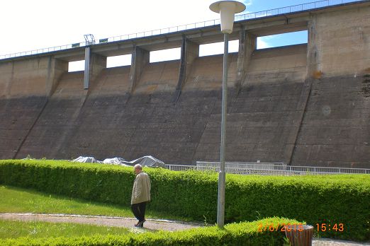 Talseitiger Blick auf die Staumauer.JPG
