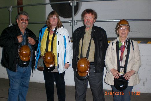 Vor der Besichtigung-Ausstattung mit Rettungsmaske und Schutzhelm.JPG