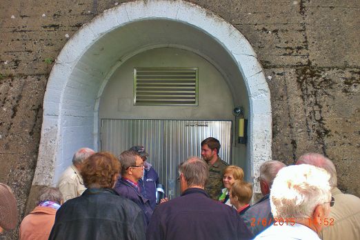 Vor der Innenbesichtigung der Staumauer.JPG