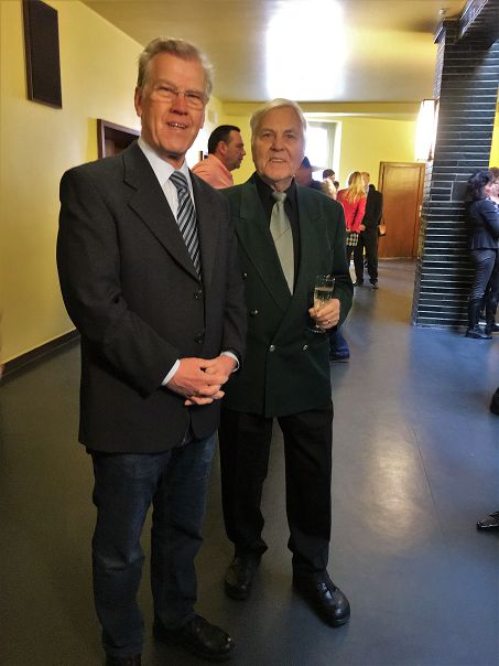 Gute Stimmung-bei den Kameraden H. Eberl und K.-H. Cohrs -v. li.-.JPG