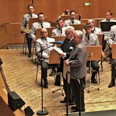 Prof. Dr. Dr. h.c. Joachim Wander (Praesident des CCB e.V.) ueberreicht dem Generalinspekteur der Bundeswehr General Volker Wieker einen Spendenscheck.JPG