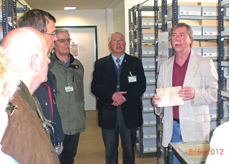 In der Stelle für Marineangelegenheiten, Kamerad Bachstein (Bildmitte) hoch konzentriert.jpg