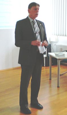 Kamerad OTL d.R Soechtig beim Vortrag.jpg