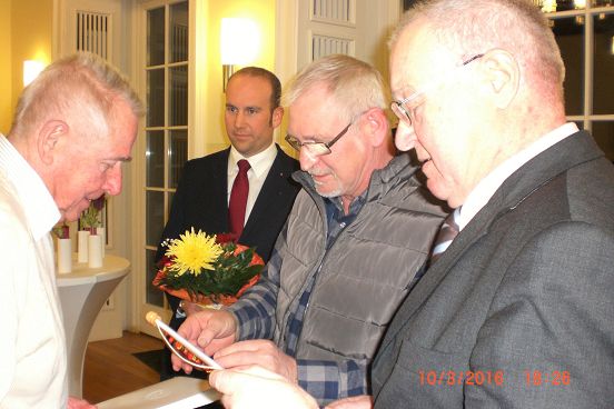 G. Werdermann, F. Reiche, F. Lenzen, von recht, ehren OSF a.D. P. Jendrischok mit der Verdienstnadel in Gold.JPG