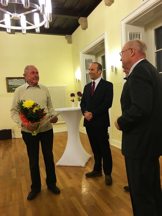 OSF a.D. P. Jendrischok bedankt sich für die Ehrung.JPG