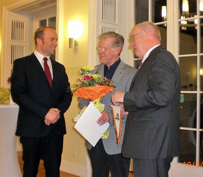 OTL a.D. H. Eberl wird mit der Verdienstnadel in Silber geehrt, G. Werdermann ,re., und F. Lenzen, li..JPG